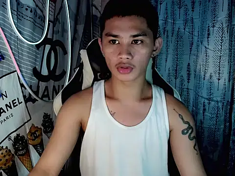 Snapshot of asianhardcock25 chatting on 11/26/25, 11:33 asianhardcock25 online show from 11/26/25, 11:33