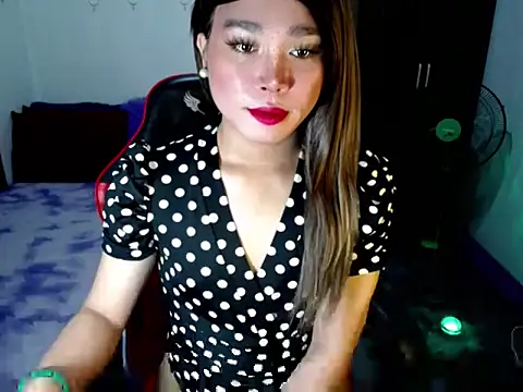 Urassiansweetcummer online show from 12/15/25, 02:27