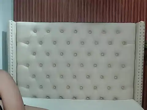 Snapshot of universal_slutt chatting on 10/10/25, 05:01 universal slutt online show from 10/10/25, 05:01