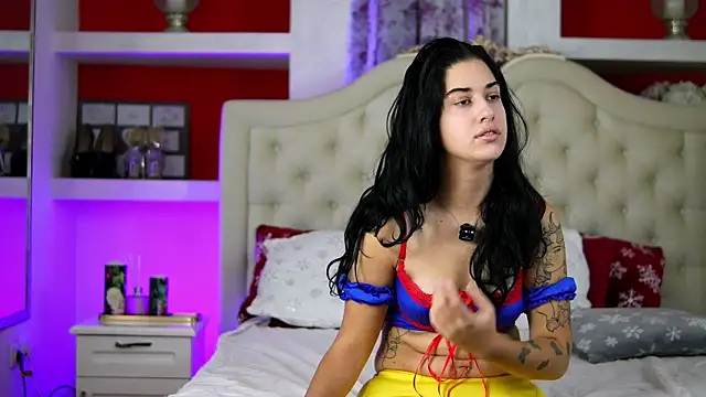 SarraRay online show from 11/11/25, 07:25