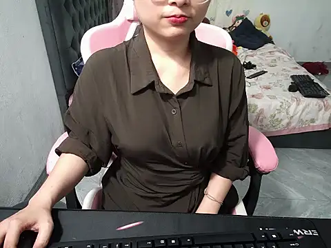 Snapshot of Ori-Yannie chatting on 10/15/25, 08:58 Ori-Yannie online show from 10/15/25, 08:58