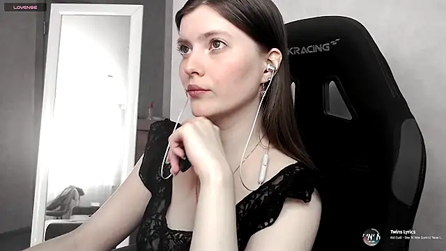 Snapshot of cute_elfy_ chatting on 09/15/25, 02:06 cute elfy online show from 09/15/25, 02:06