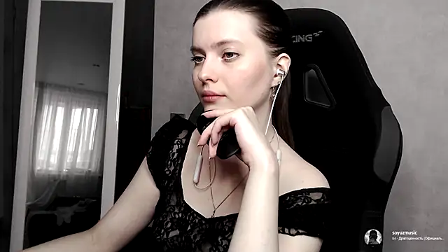 Snapshot of cute_elfy_ chatting on 09/17/25, 03:03 cute elfy online show from 09/17/25, 03:03