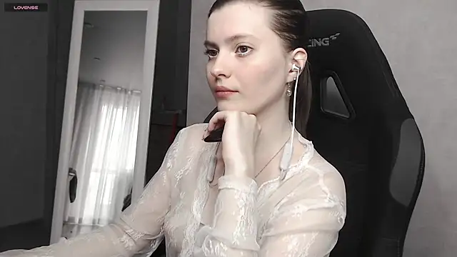 Snapshot of cute_elfy_ chatting on 09/30/25, 02:00 cute elfy online show from 09/30/25, 02:00