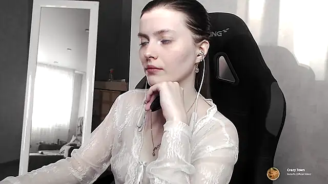 Snapshot of cute_elfy_ chatting on 10/08/25, 02:04 cute elfy online show from 10/08/25, 02:04