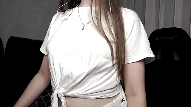 Snapshot of cute_elfy_ chatting on 10/14/25, 03:24 cute elfy online show from 10/14/25, 03:24