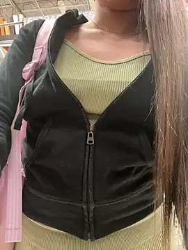 Snapshot of Isabella21_ chatting on 11/02/25, 10:56 Isabella21 online show from 11/02/25, 10:56