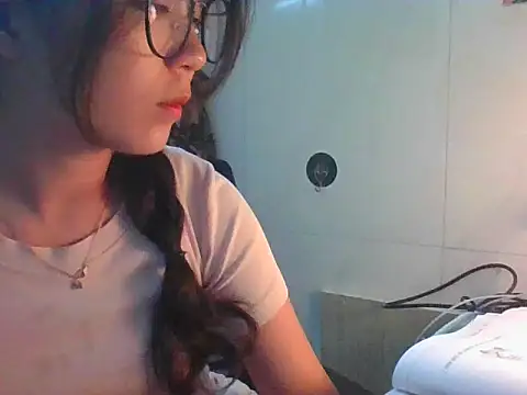 Snapshot of Linzly chatting on 10/14/25, 04:41 Linzly online show from 10/14/25, 04:41