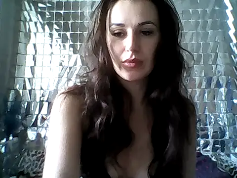 Qinini online show from 10/13/25, 10:04