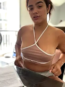 Snapshot of Kaily_Sweet16 chatting on 09/29/25, 04:34 Kaily Sweet16 online show from 09/29/25, 04:34