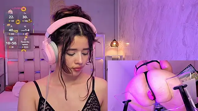 EvelynLips  online show from 11/21/25, 05:06