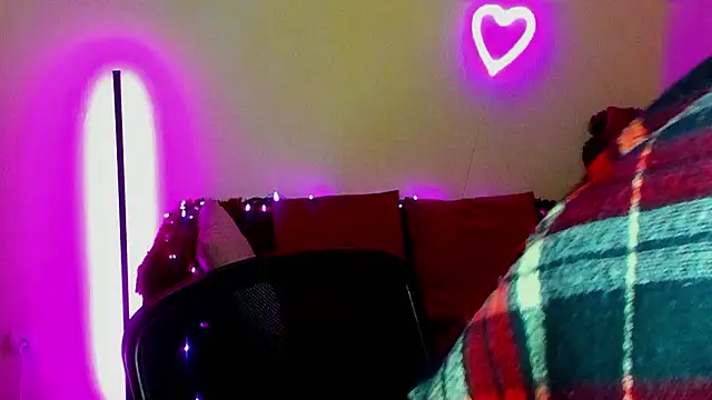 Snapshot of Alicia_love00 chatting on 03/25/26, 06:30 Alicia love00 online show from 03/25/26, 06:30