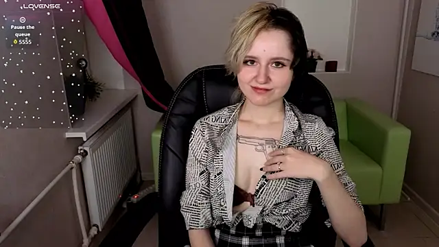 Snapshot of girl_next_doorr chatting on 10/11/25, 01:09 girl next doorr online show from 10/11/25, 01:09