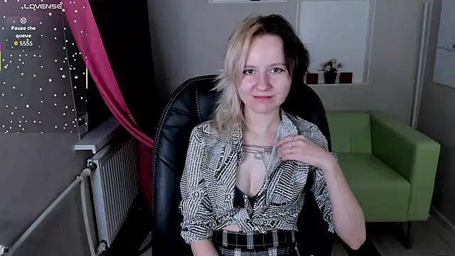 Snapshot of girl_next_doorr chatting on 10/23/25, 01:21 girl next doorr online show from 10/23/25, 01:21