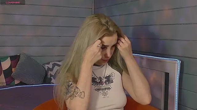 Snapshot of Crystal_Jull chatting on 10/06/25, 03:09 Crystal Jull online show from 10/06/25, 03:09