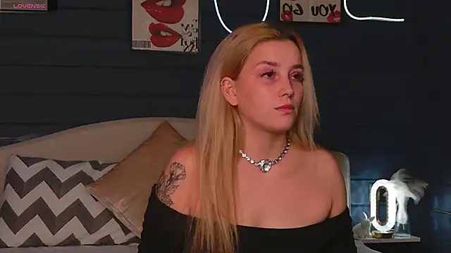 Snapshot of Crystal_Jull chatting on 10/31/25, 01:56 Crystal Jull online show from 10/31/25, 01:56