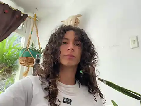 Snapshot of camille_delrey chatting on 10/26/25, 06:03 camille delrey online show from 10/26/25, 06:03