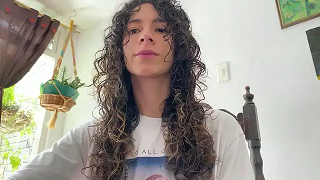 Snapshot of camille_delrey chatting on 12/18/25, 04:35 camille delrey online show from 12/18/25, 04:35