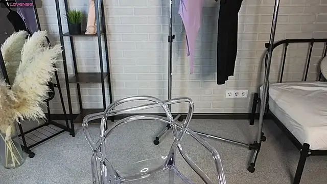 MillaHolt online show from 10/01/25, 01:33