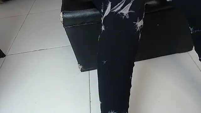 Snapshot of Michellee_20 chatting on 10/11/25, 01:42 Michellee 20 online show from 10/11/25, 01:42