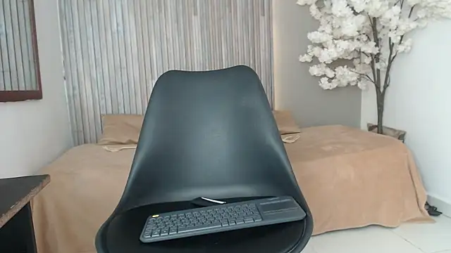 Snapshot of Michellee_20 chatting on 10/14/25, 01:34 Michellee 20 online show from 10/14/25, 01:34