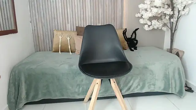 Snapshot of Michellee_20 chatting on 10/17/25, 01:46 Michellee 20 online show from 10/17/25, 01:46