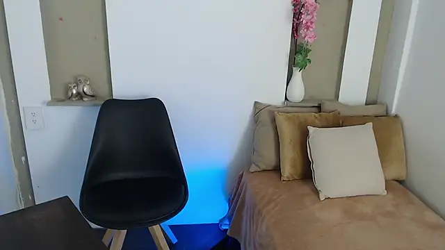 Snapshot of Michellee_20 chatting on 12/18/25, 01:06 Michellee 20 online show from 12/18/25, 01:06