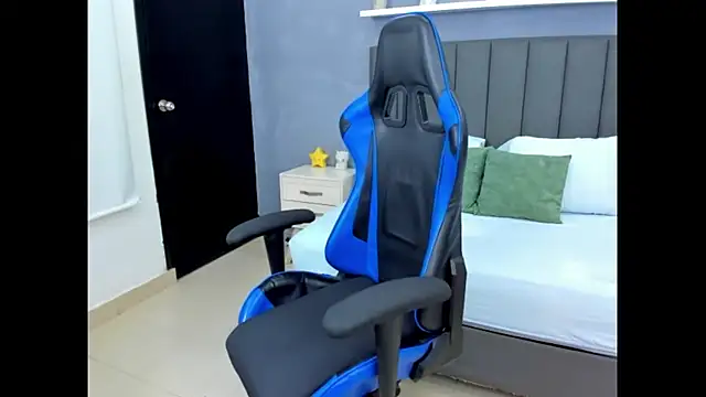 Snapshot of anagil_ chatting on 10/23/25, 01:21 anagil online show from 10/23/25, 01:21