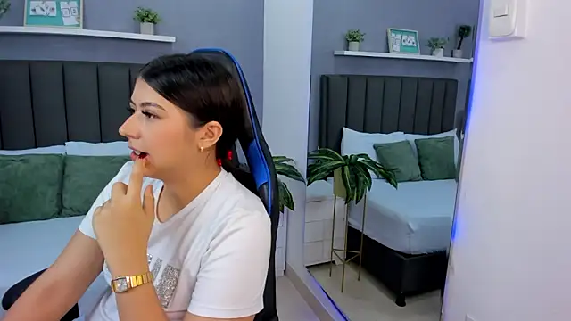 Snapshot of anagil_ chatting on 12/20/25, 08:27 anagil online show from 12/20/25, 08:27