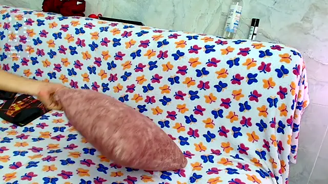 Luna logan online show from 12/15/25, 04:06