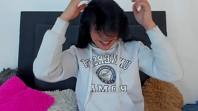 Adrianna Arias online show from 12/17/25, 04:13