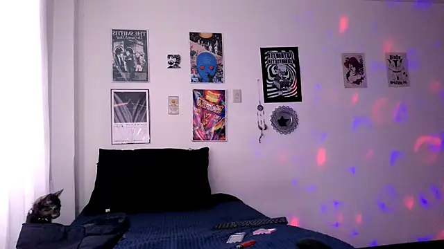 plutonbluemooon333 online show from 12/17/25, 08:59