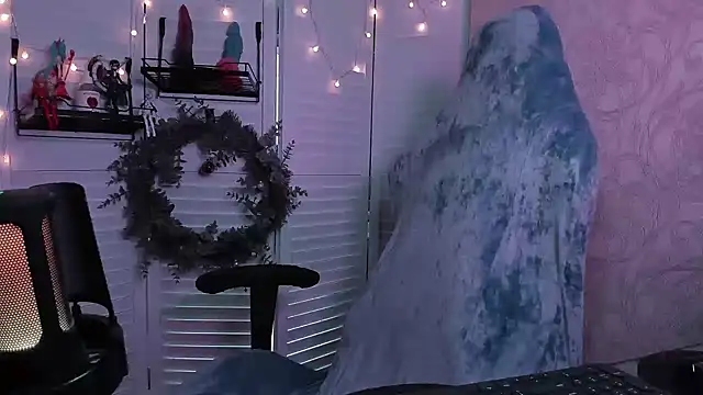 aestheticbeing online show from 12/15/25, 12:09