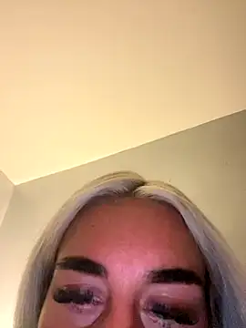 Snapshot of EllieMaeBaby chatting on 09/12/25, 12:00 EllieMaeBaby online show from 09/12/25, 12:00