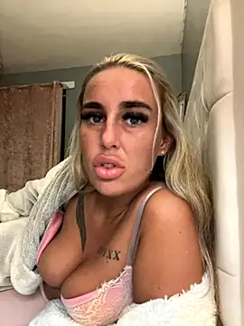 Snapshot of EllieMaeBaby chatting on 09/20/25, 08:43 EllieMaeBaby online show from 09/20/25, 08:43