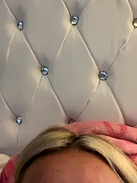 Snapshot of EllieMaeBaby chatting on 10/03/25, 02:58 EllieMaeBaby online show from 10/03/25, 02:58