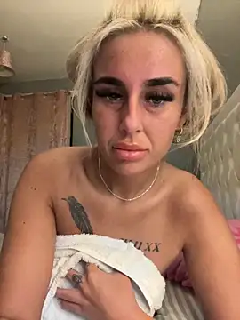 Snapshot of EllieMaeBaby chatting on 11/28/25, 09:17 EllieMaeBaby online show from 11/28/25, 09:17