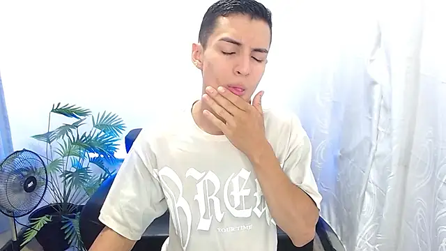 Snapshot of Matiius18 chatting on 09/19/25, 01:45 Matiius18 online show from 09/19/25, 01:45