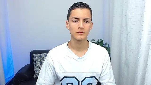 Snapshot of Matiius18 chatting on 10/17/25, 01:46 Matiius18 online show from 10/17/25, 01:46