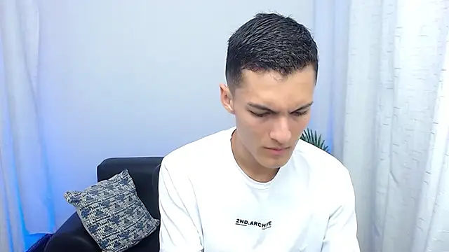 Snapshot of Matiius18 chatting on 10/23/25, 01:43 Matiius18 online show from 10/23/25, 01:43