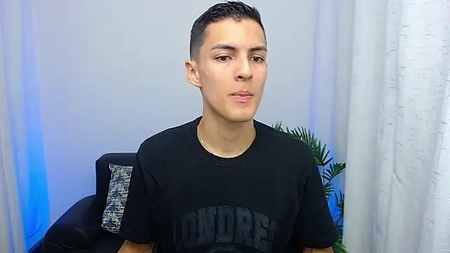 Snapshot of Matiius18 chatting on 10/24/25, 01:51 Matiius18 online show from 10/24/25, 01:51