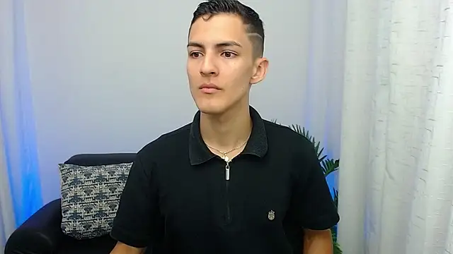 Snapshot of Matiius18 chatting on 10/25/25, 02:02 Matiius18 online show from 10/25/25, 02:02