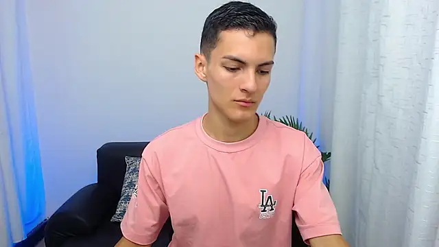 Snapshot of Matiius18 chatting on 10/27/25, 01:59 Matiius18 online show from 10/27/25, 01:59