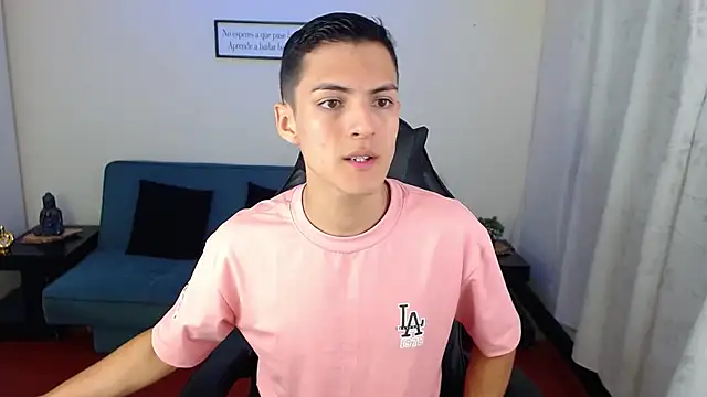 Snapshot of Matiius18 chatting on 10/30/25, 01:45 Matiius18 online show from 10/30/25, 01:45