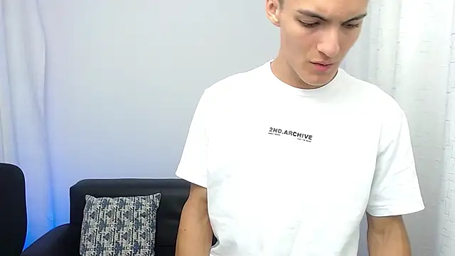 Snapshot of Matiius18 chatting on 11/10/25, 02:05 Matiius18 online show from 11/10/25, 02:05