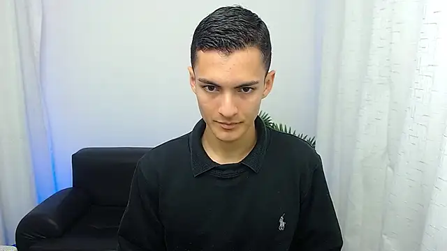 Snapshot of Matiius18 chatting on 11/14/25, 01:32 Matiius18 online show from 11/14/25, 01:32