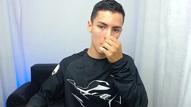 Snapshot of Matiius18 chatting on 11/15/25, 02:02 Matiius18 online show from 11/15/25, 02:02