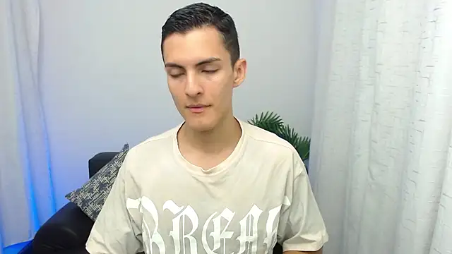 Snapshot of Matiius18 chatting on 11/21/25, 01:54 Matiius18 online show from 11/21/25, 01:54