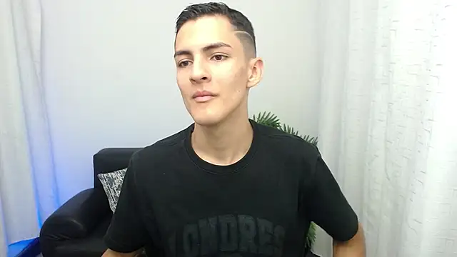 Snapshot of Matiius18 chatting on 11/22/25, 01:54 Matiius18 online show from 11/22/25, 01:54