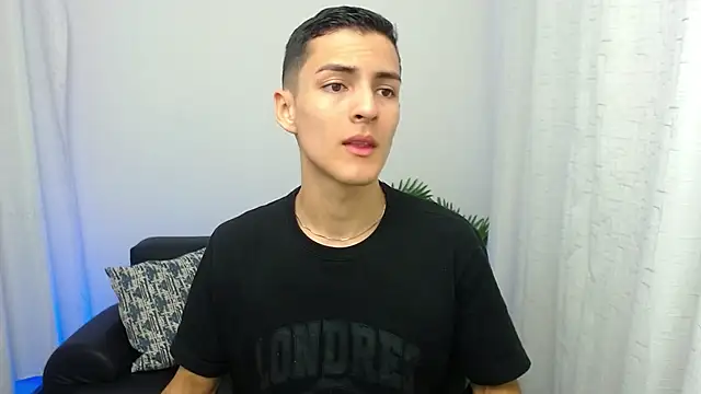 Snapshot of Matiius18 chatting on 11/24/25, 02:17 Matiius18 online show from 11/24/25, 02:17